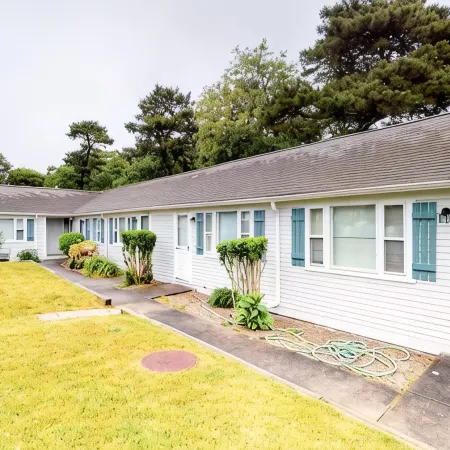 Modern & Renovated Studio Condo (Steps to the Beach - Pool, WiFi, Free Parking
