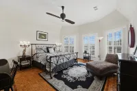 Historic Victorian Mansion, Many Original Features, Great Walkable Area - บังกะโล