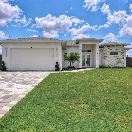 Modern Vacation Home Fully Fences Near Airport