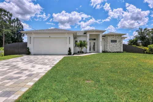 Modern Vacation Home Fully Fences Near Airport - 3-Star