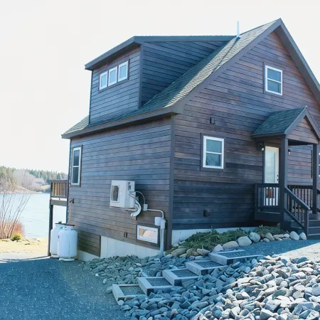 Gorgeous 2 bedroom apartment in new house with waterfront views in Duck Cove