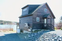 Gorgeous 2 bedroom apartment in new house with waterfront views in Duck Cove