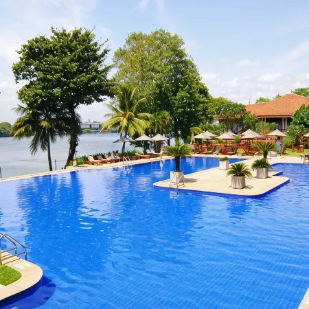 Cinnamon Lakeside