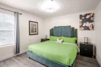 Budget-Friendly 2BR/2BA Near Vegas Strip Free Parking, Pool, WiFi, No Resort Fee - อพาร์ทเม้นท์