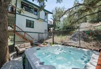 Top-Rated Treehouse Retreat with Hot Tub & Mountain Views, Pet Friendly - 2-Star