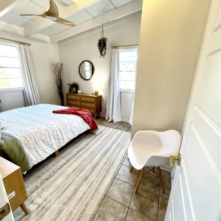 3-bedroom Mid-Mod home in Fort Smith with King bed, WiFi