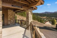 Luxurious Ski-In/Ski out adjacent Ski Slope side!