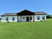 Charming 3-bedroom farmhouse with WiFi, AC in scenic Valley View - 4-Star