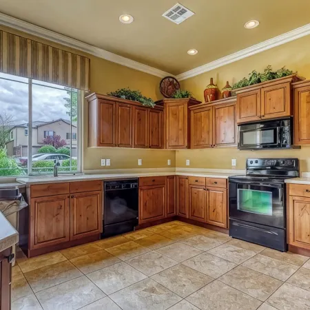 Elegant Cedar Ridge Escape with clubhouse amenities - pool, hot tub, gym, grill.