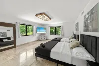 Villa Maya: 12 BR, 14k sq. ft. estate with pool, pickle ball, bball, disco club! - บังกะโล