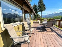 Delightful 3-bedroom house with WiFi in Juneau, AK, centrally located. - Homestays
