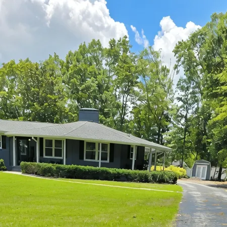 Serenity Spot- Charming 3-bedroom house 20 minutes from the Airport.