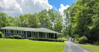 Serenity Spot- Charming 3-bedroom house 20 minutes from the Airport.