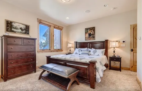 Beautiful 3 bedroom with private hot tub, walkable to town and trails