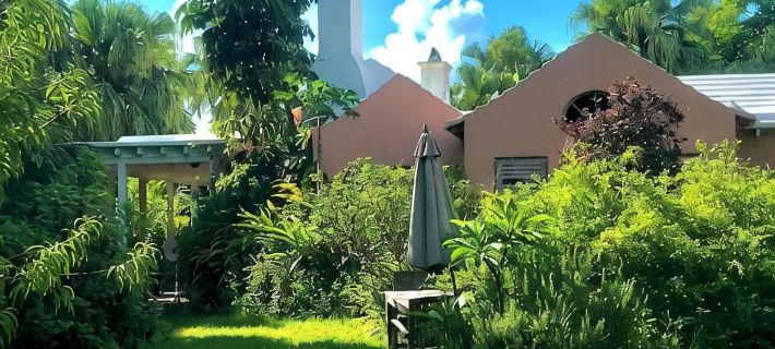 Magical private estate:3 bed Sage Cottage,big porch near Cambridge Beaches & fun Hotels in Sandys
