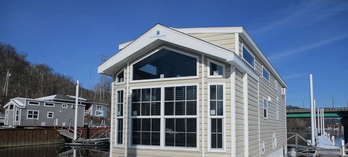 Near Pittsburgh on Beaver River Waterfront -- Glamping in Cozy Floating Cottage Hôtels à&nbsp;: Comte de Beaver