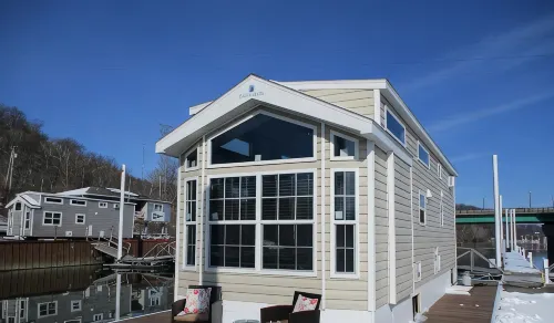 Near Pittsburgh on Beaver River Waterfront -- Glamping in Cozy Floating Cottage - Pools