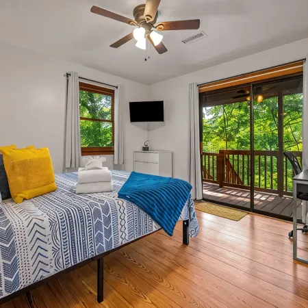 Peaceful 3 Bedroom Family Mountain Getaway in the Trees with Mirror Lake Access.
