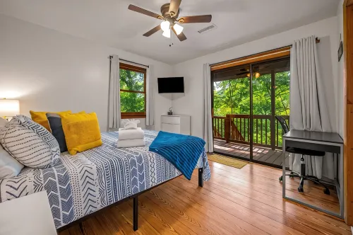 Peaceful 3 Bedroom Family Mountain Getaway in the Trees with Mirror Lake Access.