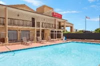 Ramada by Wyndham San Antonio Near SeaWorld/Lackland AFB - Kolam Renang