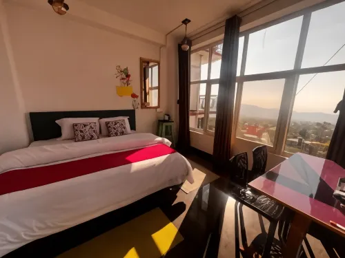 Hill Veu Home Bir Billing - غرفة مطلة على الجبل