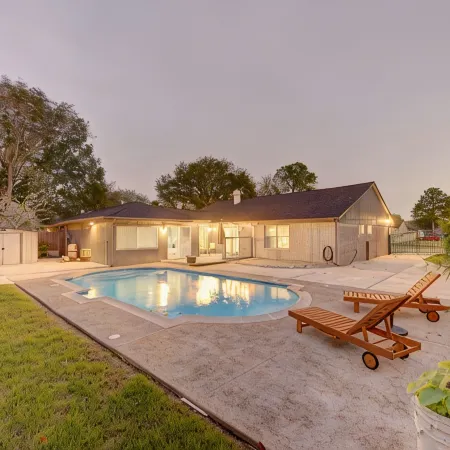 H-Town Pool House • Arcade • Pool Table • 2 King BD • HBO Max• 6 Beds