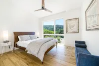 Modern, recently built home with stunning pool & beautiful views; 15 min to town - 5-Sterne