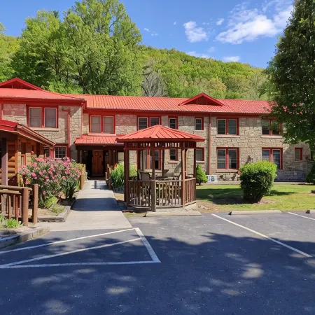 Smoky Falls Lodge