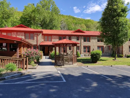 Smoky Falls Lodge - parking