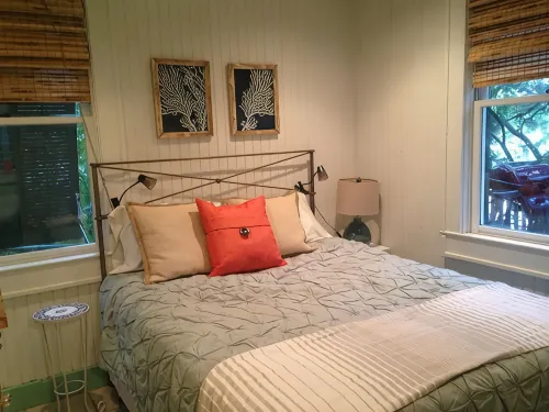 Romantic, cozy cottage nestled amongst live oaks & palms, a block from beach. - WiFi
