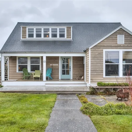 Adorable Cottage 1.5 blocks from the beach!