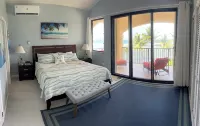 Gorgeous Beach front 2 bed 2.5 bath condo "Serenity by the Sea" - Homestays