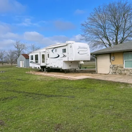 5th Wheel Camper with plenty of outdoor space