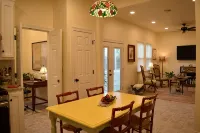 "Henrietta's Magnolia" Located 2 1/2 blocks from historic downtown Breaux Bridge - Wifi