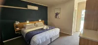 Billabong Motel - parking