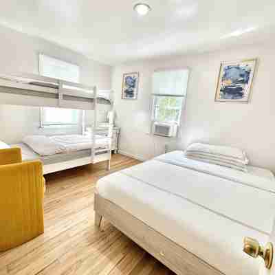 Beautiful property with hot spa and private swimming pool. Has king bed & more. Rooms