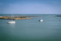 Seaviews Sovereign Harbour - adults-only apartment with stunning water views - balcony