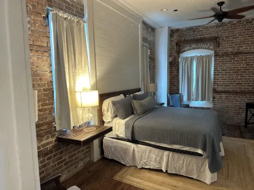 Charming pet-friendly suite in the heart of historic downtown Apalachicola - Wifi