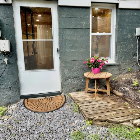 Cozy Rustic Walkout Basement Cabin in Historic Harpers Ferry