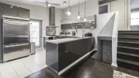 Executive / Family Home | 2 Br • Office • Parking • 10Mins to Toronto or Pearson - Bungalows