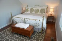 House of TarTar with Year Long Hot Tub Next to Adorable Downtown Valparaiso - 4-stjärniga