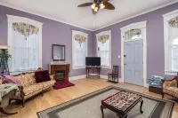 Landmark, accessible home in the heart of Belleville’s historic downtown - พร้อมWifi