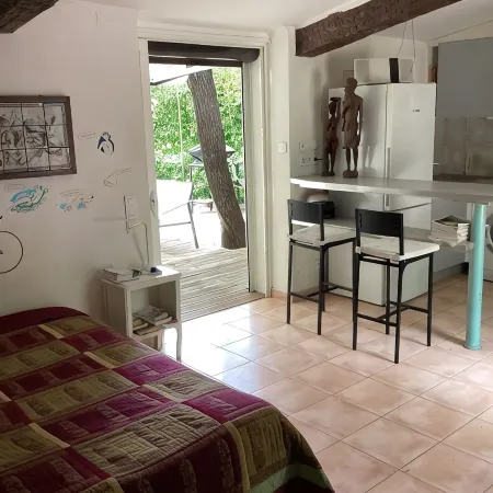 Studio Avec Terrasse et Pergola Dans Propriété Calme et Sécurisée