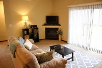 Cozy 2-bedroom condo in Waterloo south side with AC, WiFi & cable TV -  Privatzimmer