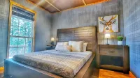 3Br Cabin, Hot Tub, Mountain View, Firepit, Playset, Pets OK, Sleeps 8 - Wifi