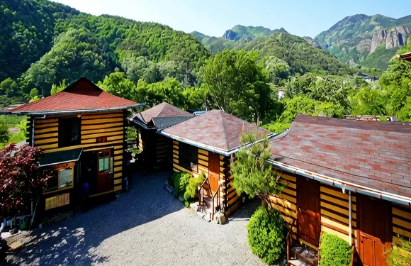 青松黃土平房旅館