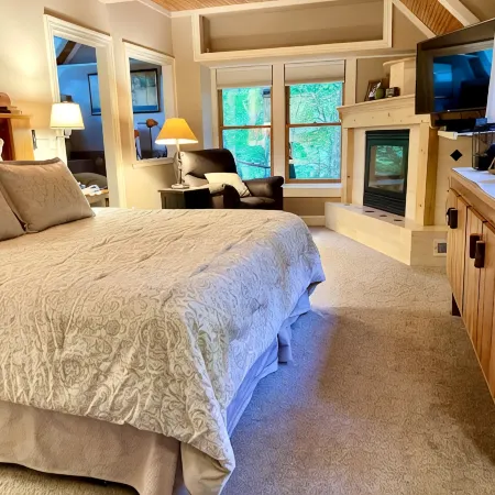 Mountain retreat by Lake Glenville: creekside, secluded, Cashiers - Glenville