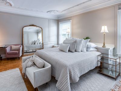 Remodeled Historical Unit With King Bed Walking Distance To Many Attractions!