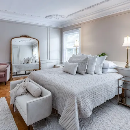 Remodeled Historical Unit With King Bed Walking Distance To Many Attractions!