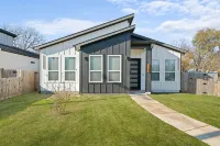 Spacious 4-bedroom house in fabulous Dallas with WiFi, AC - Bungalows